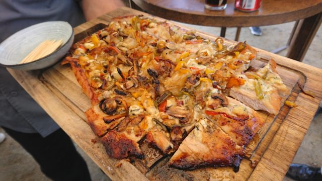 チリでは豚バラ肉なかでも筋肉の部分のみをカットして「マラヤ」として販売。チーズや野菜を乗せてピザのように仕上げた調理方法がおすすめだ