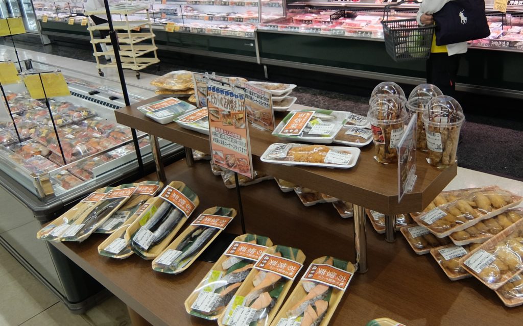 鮮魚と精肉各部門がインストアで製造する総菜は同店で5店舗目。いちゅまん市場の場合は、鮮魚売場と精肉売場の間の平台で展開している。