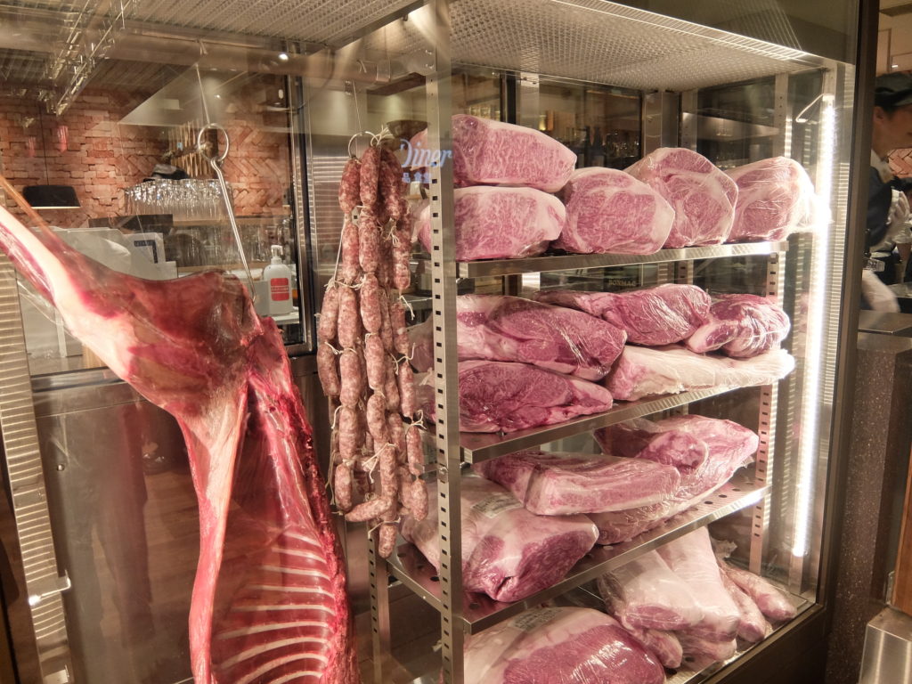 有名飲食店出身のシェフが腕を振るう厨房では、豚肉、牛肉、鹿肉を一頭買い