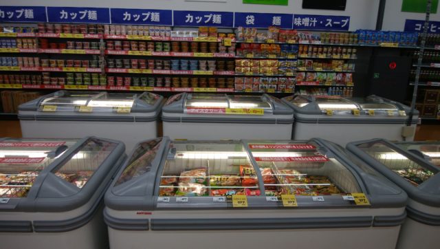 食品売場：カバー付きの冷凍ケースを４台導入。バローの食品PBもいたるところに差し込まれている