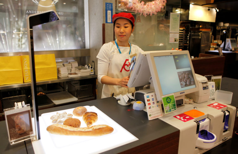 ベーカリーチェーン「アンデルセン」の店舗に導入された、パンの種類を識別し、瞬時に会計をするAIレジ。