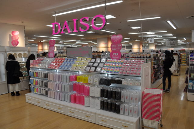 DAISOに行き、店員に「○○はどこですか？」と聞けば誰一人いやな顔をせず、目的の商品に向かって道に迷うことなく案内してくれます。皆さんのお店でもできるように店内ツアーを実施しましょう！