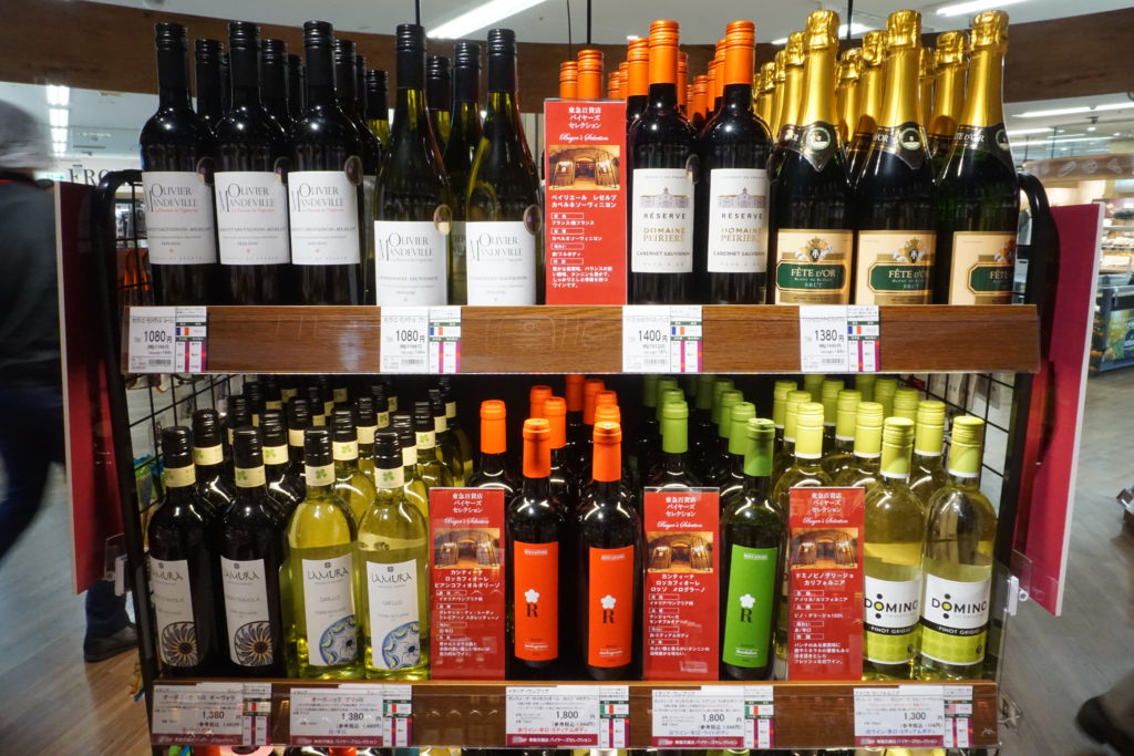 酒類のなかでも、売上好調の欧州産ワインの販売を強化。1500円前後の価格帯の商品を充実させている