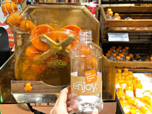 cap：店内の機械で絞りたてを自分で詰めるオレンジジュースは大人気