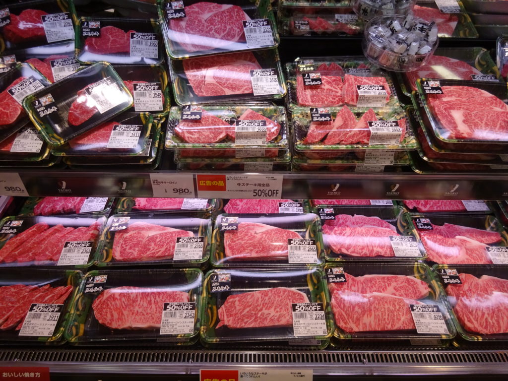 精肉売場では、牛ステーキの売り込みを強化する