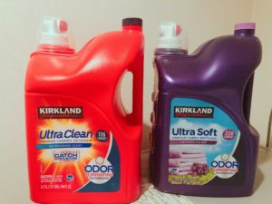 コストコのプライベートブランド「KIRKLAND Signature」の洗剤と柔軟剤。「大容量で３カ月くらい持ちます」（薫子さん）