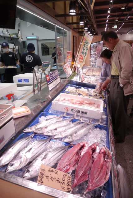 毎朝、部門の担当者が中央卸市場へ行き、自ら目利きした鮮魚を仕入れる。担当者は売場に立ち、お客と会話しながら売り込むスタイルは、売場に活気を与えている（写真はIKOCCAエブリイ大安寺店）
