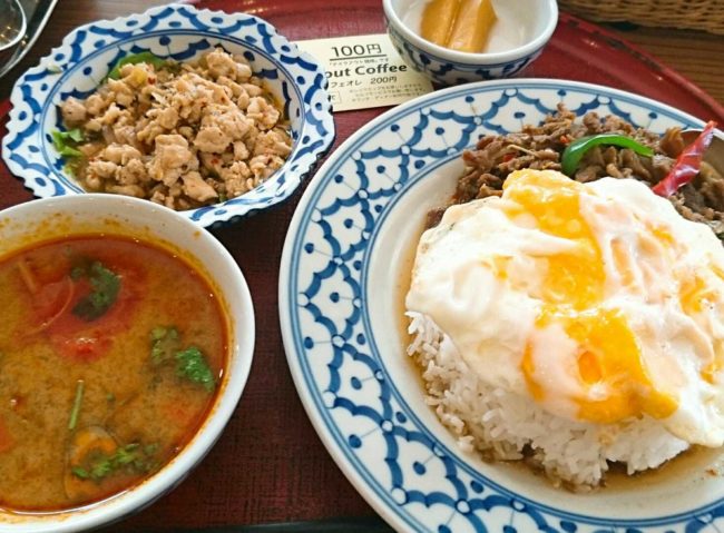 近年、食品スーパーの総菜でもアジアンフードが多く見られるようになった。写真はタイ料理の「トムヤクムン」と「ガパオライス」