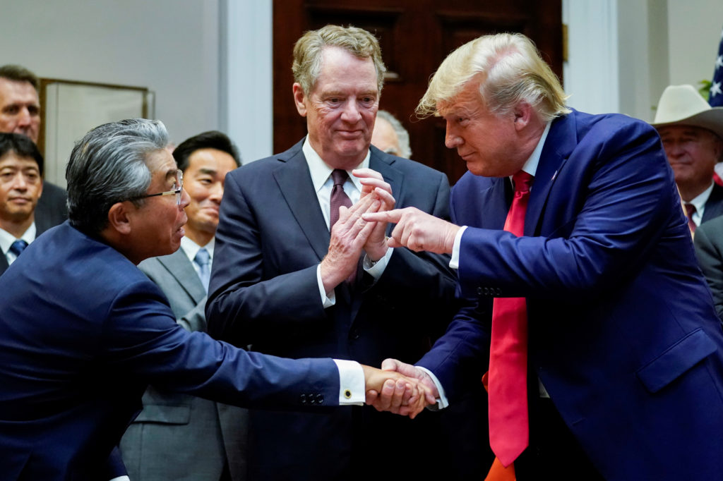 トランプ大統領と握手する日本の杉山晋輔駐米大使。