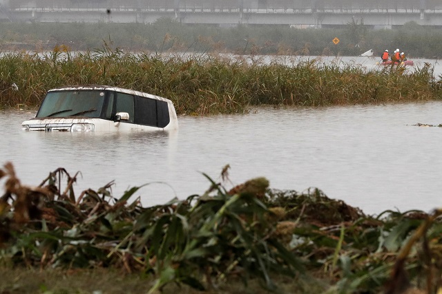 台風１９号により、水没した車。長野県で
