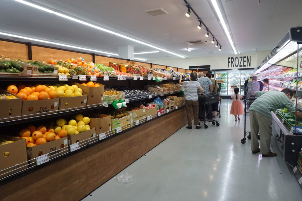 7月に改装オープンした実験店「足立扇店」（東京都足立区）。青果売場はスポット照明を使用するほか、商品の陳列も工夫しており、アルディやリドルを連想させるような売場だ