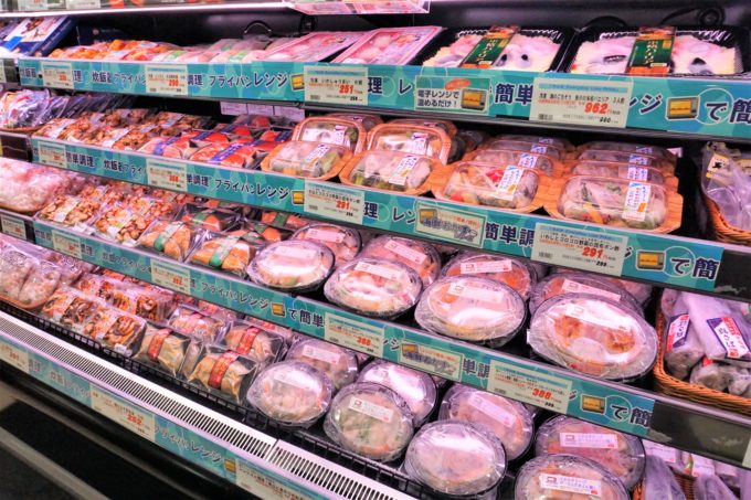 鮮魚部門では、冷凍の簡便商品を約15品目揃える「フライパン・レンジで簡単調理」コーナーを展開する