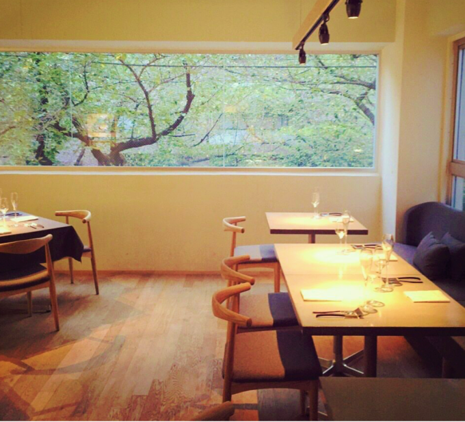 東京都目黒区にあるフレンチレストラン「CRAFTALE」。一皿一皿、ストーリー性を打ち出したコース料理を提供する
