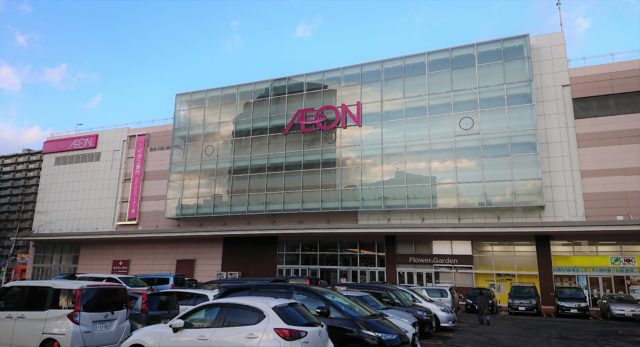 ２００２年に道内４カ所目のイオン直営モールとして開業したイオン桑園ショッピングセンター（札幌市中央区）。イオン北海道は２０年３月にマックスバリュ北海道と合併し、名実ともに北海道最大手の小売業者になる