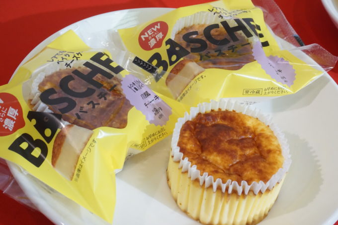 19年3月に発売したバスク風チーズケーキ「バ スチー」は累計販売数 3200万個（ 19年12月時 点）を超えるヒット商品となった 