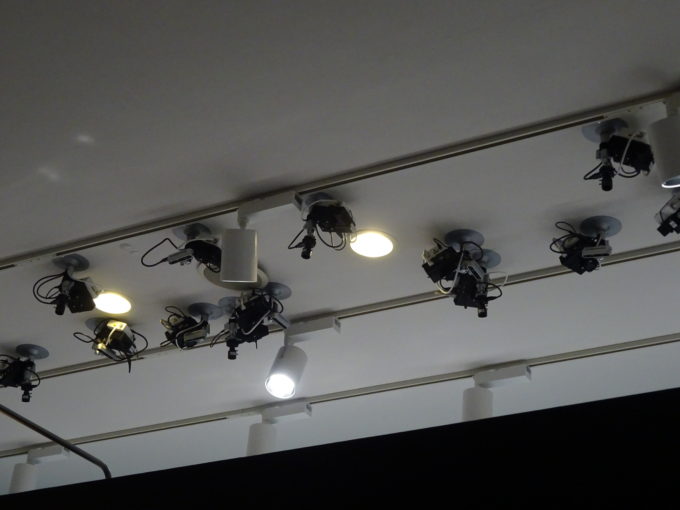お客や商品の動きを識別するため、天井には28台のカメラを設置した