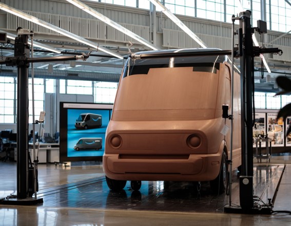 アマゾンが公開したEV配送車の実物大クレイモデル