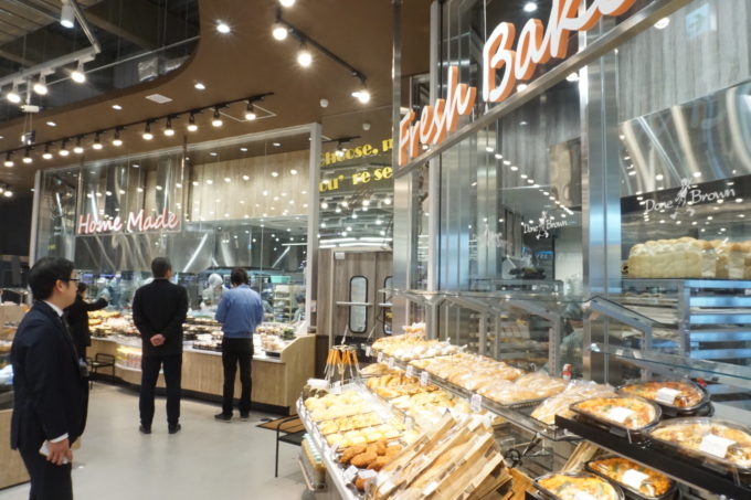 上星川店の総菜売場。使用するスポット照明の数を倍に増やしている