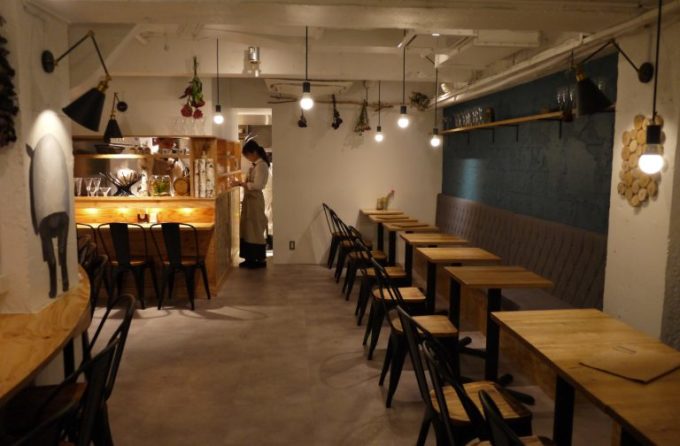 〆のメニューとして甘いパフェを食べる「夜パフェ」の専門店として、東京・渋谷で営業する「パフェテリアベル」