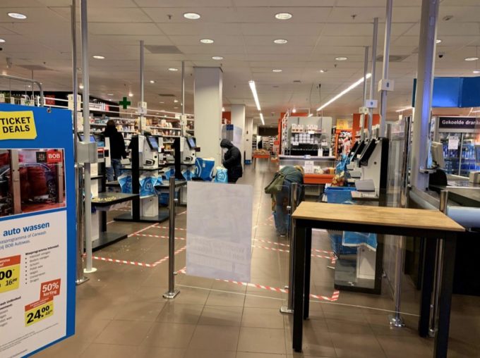 コロナ対策で客足が減ったオランダの小売店、一部区画だけ営業したり休業している店も多い