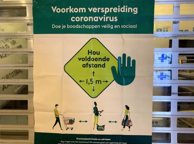 オランダの小売店に貼られたコロナウイルス対策ポスター(人との距離を1.5メートル取って欲しい と呼びかけている)