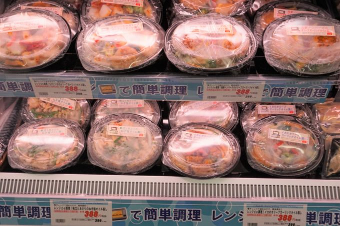 鮮魚や精肉部門では、冷凍の簡便商品を充実させている。写真は鮮魚部門の「海鮮おかず」シリーズ。皿状の容器を採用してレンジアップ後食卓にそのまま並 べられるように形態にこだわった商品だ
