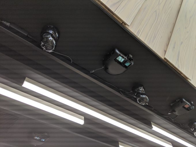 利用客や商品の動きは天井部のセンサーカメラと商品棚の重量センサーなどで認識