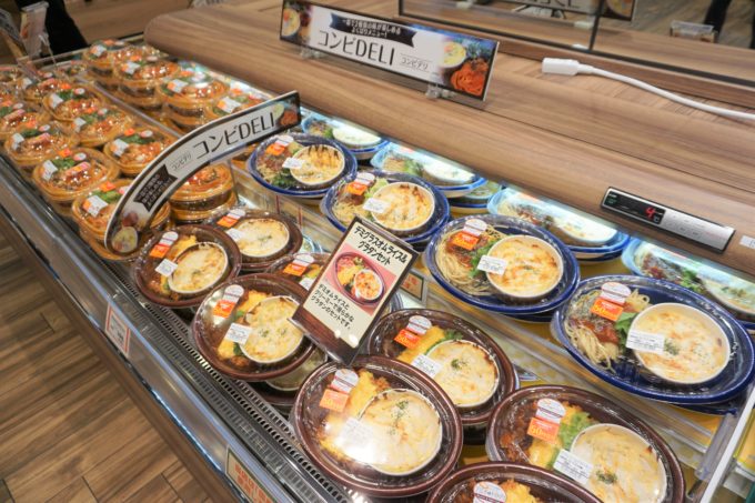 総菜売場では「だんらんＤＥＬＩ」「コンビＤＥＬＩ」など“ヨークベニマル流”の提案をするほか、冷総菜の一部に同社子会社で総菜の製造・販売を行うライフフーズ（福島県）の商品を導入している