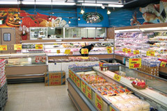 上郷店では、生鮮加工品および総菜の一部の商品供給について、うおまつ本店から受けている