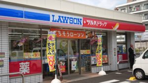 ツルハＨＤがローソンと共同出店した「ローソンツルハドラッグ杉並和田店」（東京都杉並区）。ツルハの関東圏のグループ店舗は４００店を超え、北海道の企業と意識する消費者はもはやほとんどいないだろう