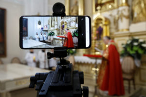 ポーランドのカトリック教会でオンライン中継された聖金曜日の式典