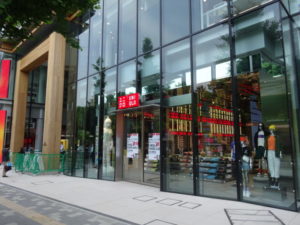 ユニクロ原宿店は、JR原宿駅前の複合商業施設「WITH HARAJUKU」内にオープンする