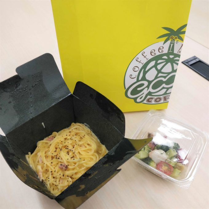 筆者が購入した「パスタ(カルボナーラ)の総菜セット」(750円)。総菜は対面販売のメニューのなかから好きなものを選べる