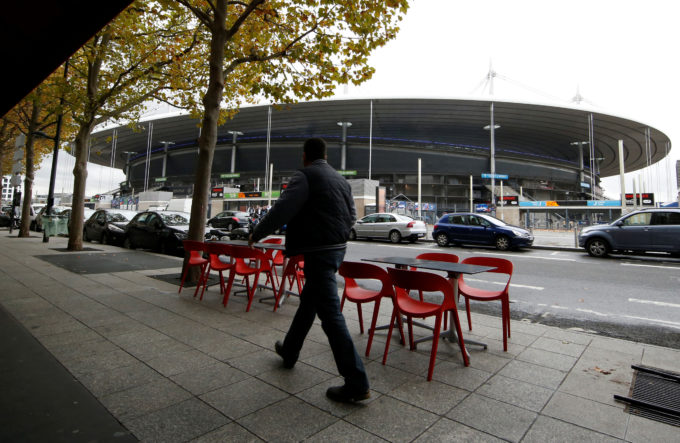 仏パリの街を歩く人
