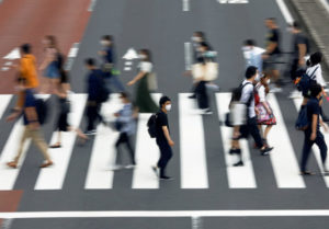 都内の横断歩道を渡る人々