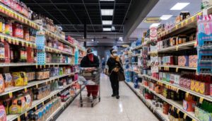 米ミズーリ州セントルイスのスーパーマーケットで買い物をする人