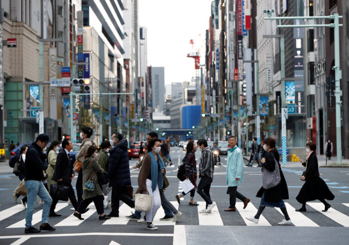 東京・銀座を歩く人々