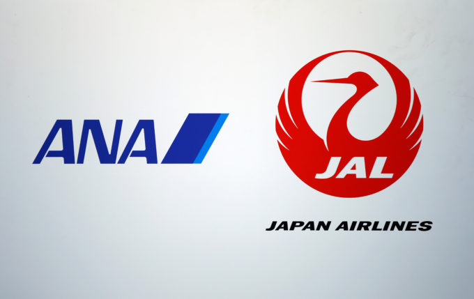 全日本空輸（ＡＮＡ）と日本航空（ＪＡＬ）のロゴ