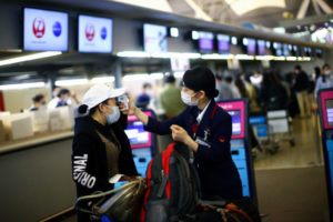 関西国際空港でマスクを着用して接客するＪＡＬの従業員