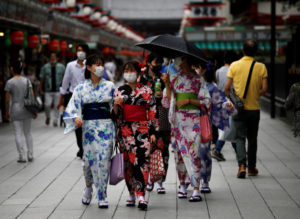 東京・浅草地区をマスク着用で歩く観光客