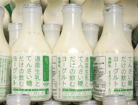 コープさっぽろのPB商品の1つ「道産生乳とてんさい糖だけの飲むヨーグル ト」