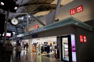 関西国際空港にあるユニクロショップで買い物をする人々