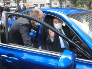 トヨタの燃料電池自動車に乗る梶山弘志経済産業相（右）