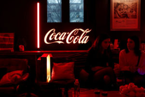 コカ・コーラのロゴが飾られたパリの飲食店