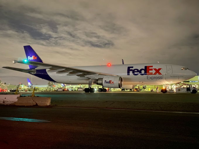 ロサンゼルスの空港で撮影されたフェデックスの貨物機