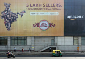 インド、ニューデリーの地下鉄駅外に掲示されたアマゾンの広告