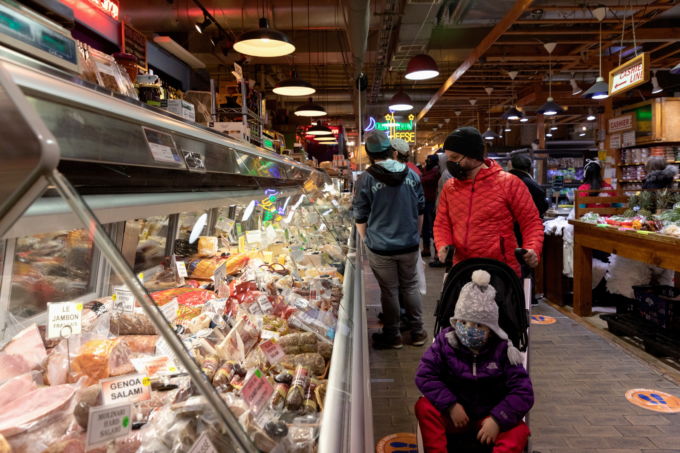 ペンシルベニア州のマーケットで買い物をする人