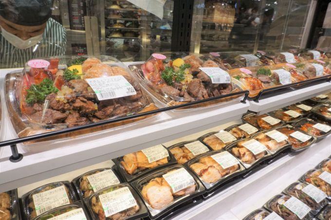 陳列棚の上段には傾斜をつけて、来店客から商品の“顔”が見えるようにしている