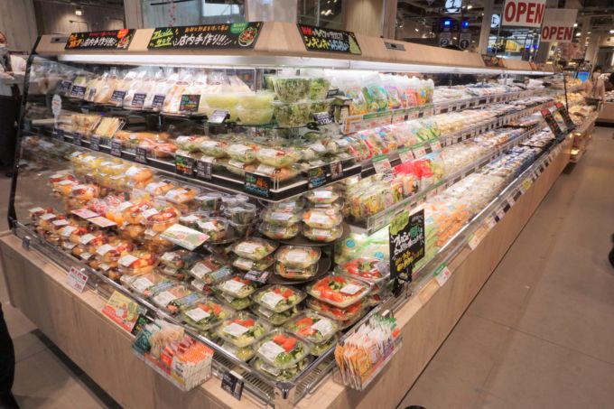 出入口すぐの場所に設置した「フレッシュサラダ・カットフルーツ」コーナー