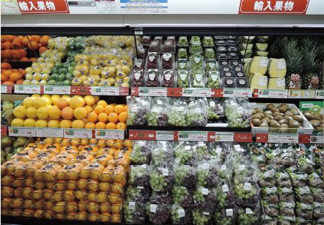 オーケー所沢店の「輸入果物」コーナー